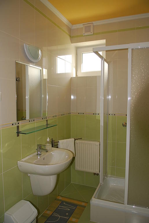 Kondics Apartmanhaz Sárvár Rom bilde